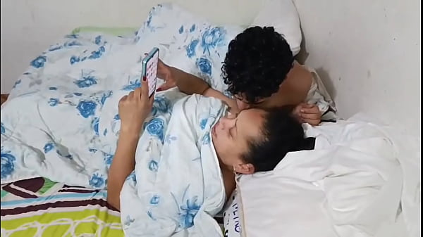 comparto cama con mi hijastro no aguantamos y termino metiendo su gran polla y mi coño caliente y apretado y me deja su semen en la vagina
