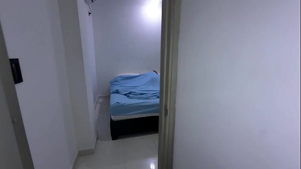 Encuentro a mi hermanastra desnuda en el cuarto y se me antoja follarla muy duro. SEXO REAL