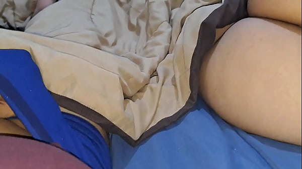 Me meto a la cama de mi madrastra y le como su gigantesco culo
