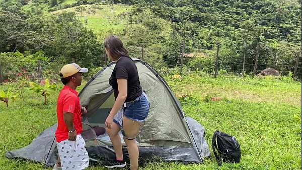 Llevo a mi rica embarazada novia de luna de miel a un hermoso camping en medio del bosque y termino metiéndole mi rica verga por su rico y apretado coño hasta correrme dentro de ella.