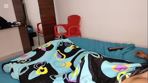 Madrastra cachonda me sorprende mientras me masturbo y se antoja de chuparme la verga y sentarse cobre mi polla