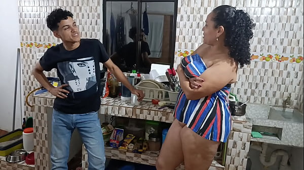 la vecina vino por azúcar y termina chupando la verga hasta hacerme venir en su boca
