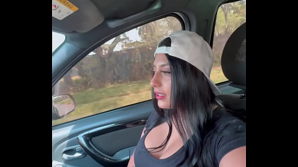 Un desconocido interrumpió mi entrenamiento y lo convenció de follar en su auto en publico