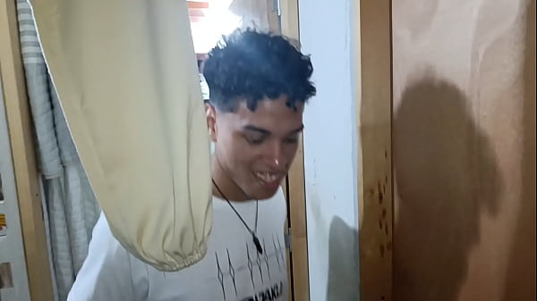 llego y miro el culo de mi madrastra y no me aguanto y me la follo rico mientras estamos solo en casa