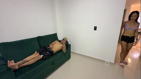 Mi hermanastra me descubre masturbandome por toda la casa y se antoja de una buena follada.