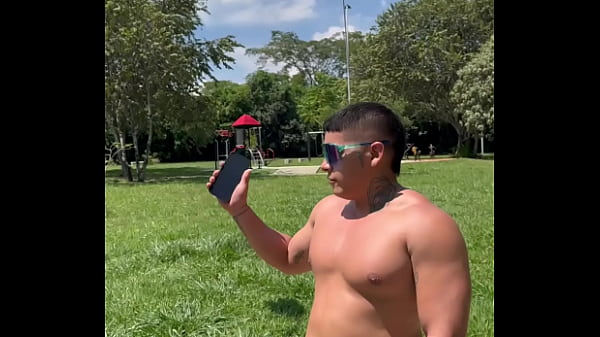 una desconocida interrumpio mi entrenamiento y me dio una gran mamada en su auto - SEXO PUBLICO