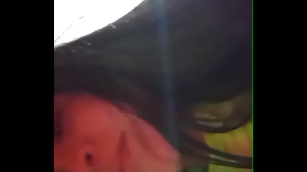 Sexo casero. Hanzzell Guerrero se folla a su cuñado en la habitación de su hermana