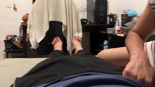 jovencita desesperada se folla a su hermanastro cuando estan solos en casa , se le traga toda la leche
