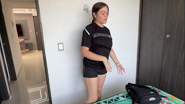 Hermanastra me encuentra escondido en su closet mientras me masturbo viéndola desnuda y se pone muy cachonda y me termina follando muy rico.