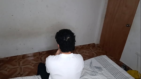 "Soy mucha mujer caliente para ti"... Madrastra cachonda humilla a su hijastro porque en plena acción no se le para la verguita