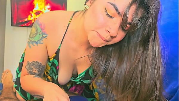 Curvy mejor amiga chupa mi verga mientras me cuenta una historia