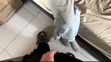 CHICA FRIKI ME ENSEÑA A JUGAR Y TERMINAMOS COGIENDO APASIONADAMENTE