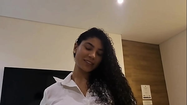 Joven colombiana latina natural linda con culo grande folla a rubia flaca