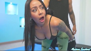 Una pequeña MILF colombiana con hermosos pechos monta el pene de su entrenador personal - Mariana Sandoval